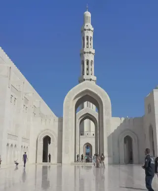Versetze dich in ein Märchen bei der grossen Sultan-Qabus-Moschee
